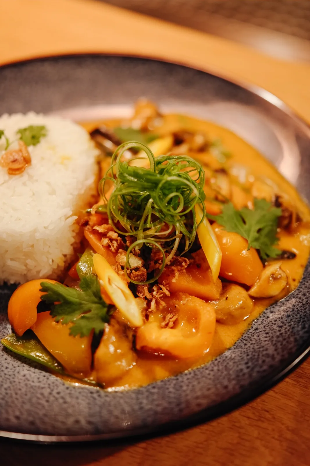 Rotes Thai-Curry mit Duftreis — Gericht mit Asian Touch
